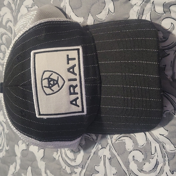 Yeti camouflage hat/ an array black with white pin - Picture 3 of 5